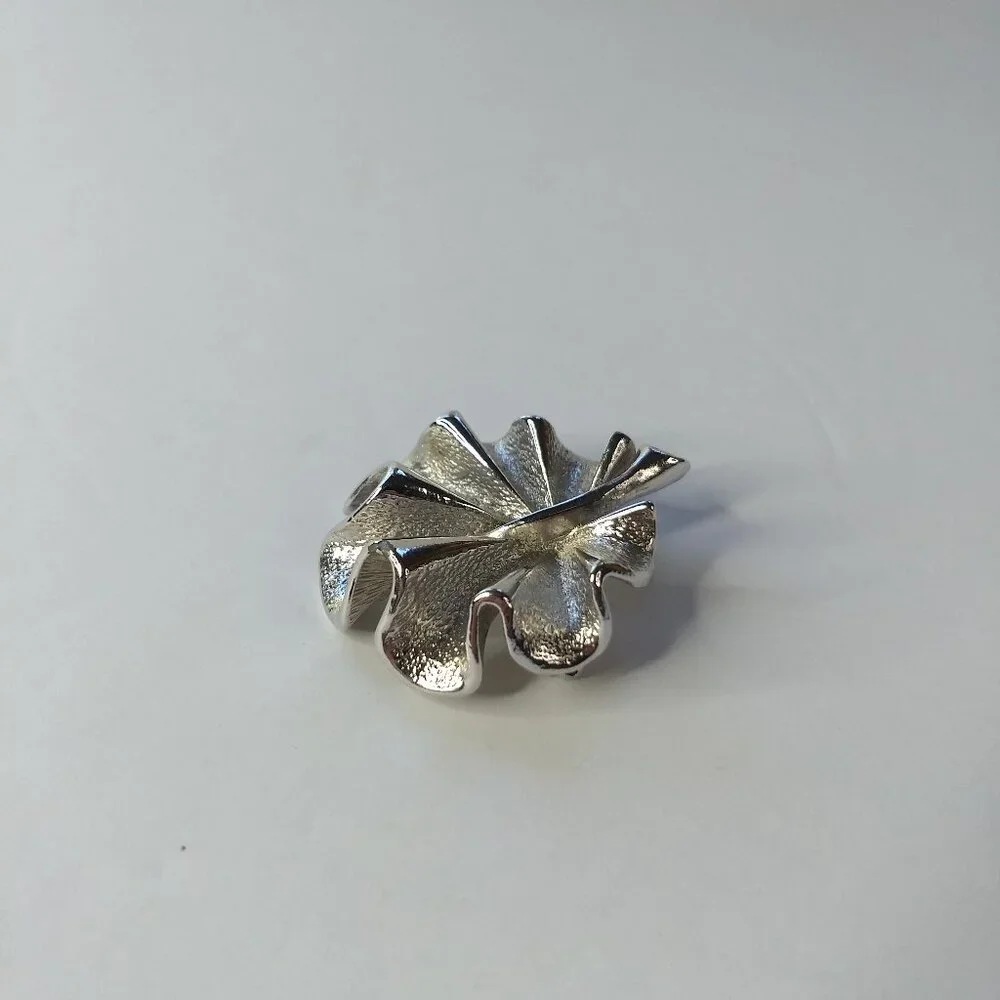 Sarah Coventry Silver Tone Rolling Leaf Pin Brooch Vintage Glam Nature
